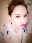 阿娇深夜噘嘴卖萌 粉嫩可爱皮肤白皙(组图)