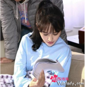 图：郑爽低头看剧本颜值获赞 衬衫马尾清新可爱