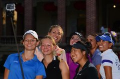 厦门国际公开赛：五洲美女球星为鼓浪屿申遗加油