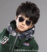 阳光可爱小男孩发型设计 时尚儿童烫发造型图片