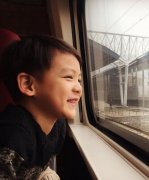 组图：田亮儿子可爱萌照曝光 吐舌卖萌颜值高