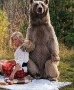 真实版美女与野兽！名模带萌娃与熊一起野餐