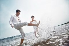 在三亚海边，婚纱照拍出丽人效果