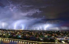 摄影师抓拍10万道闪电 又美又恐怖闪电点亮夜空