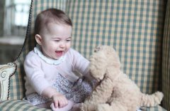 英皇室曝小公主夏洛特正面照 蓝眼睛圆脸蛋十分可爱（图）