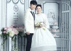 古巨基陈韵晴曝纯白婚纱照 甜蜜相依偎(1)