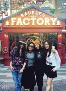 张柏芝与好友逛街喝茶 嘟嘴自拍娇俏显可爱(图)