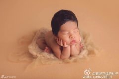 喻恩泰妻子晒娃萌照 小公主手托下巴呆萌可爱(组图)