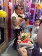 文章小女儿曝光 一头卷发表情呆萌十分可爱（图）