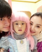 贾乃亮为甜馨戴粉色假发 模样搞怪可爱(图)