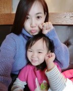 王宝强娇妻抱女儿齐卖萌 握拳扮猫咪超可爱(图)