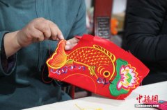 黄土高原“绣女”绣制香包可爱俏皮（组图）