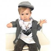 英国“独臂”宝宝天生残疾 时尚可爱获大批粉丝(图)