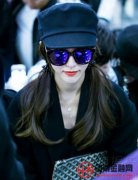 唐嫣潮装现身 扎两个小辫扮嫩橘红色唇妆造型可爱【图】