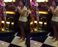 女子背孩子KTV嗨唱