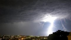 摄影师抓拍澳洲夜空10万道闪电，又美又恐怖...