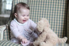 英皇室曝小公主照蓝眼睛圆脸蛋呆萌显可爱像哥哥(组图)