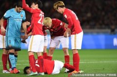 心碎!郑龙目睹伤情沮丧抱头 邹正骨折不落泪(图)