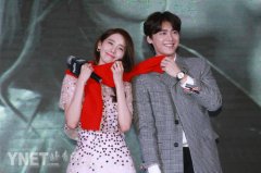 允儿恨天高撑到腿冒青筋 李易峰可爱吮手指（组图）