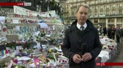 记者巴黎直播报道中因悲伤情绪失控[组图]