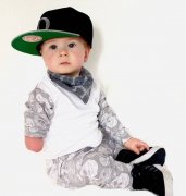 英国“独臂”宝宝天生可爱获大批粉丝