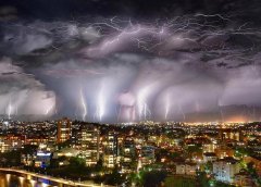 【图】场面震撼！摄影师抓拍10万道闪电 又美又恐怖