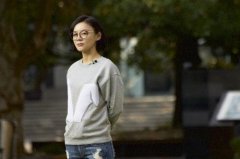 袁姗姗清晨素颜出街 戴圆形镜框可爱呆萌(图)