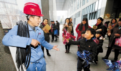 孩子们送圣诞礼物给杭城最可爱的人 装灯师傅想说声谢谢(图)
