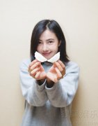 组图：高圆圆举饺子拍照 眯眼卖萌活泼可爱