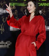 宋佳鲜红浴袍装显优雅气质 比V甜笑可爱(图)