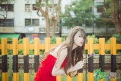 白皙模特半裸婚纱照美到窒息 真相大跌眼镜