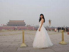 青年男女雾霾寒风中在天安门广场拍婚纱照