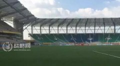 日本记者占座推搡女新闻官 中国保安霸气出手