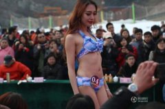 女大学生零下3℃泳装走秀 争万元奖金