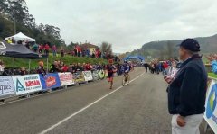 自行车手因爆胎扛车冲刺 对手跟随绝不超越