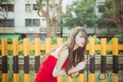 爷们美女分不清:模特半裸婚纱照美到窒息 真相大跌眼镜