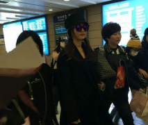 唐嫣潮装现身美腿吸睛 红唇美艳歪头可爱（图）