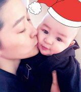 星妈“相约”圣诞晒萌娃 周汶锜儿子扮礼物可爱十足(图)