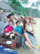 马景涛一家海边游玩 妻子美艳孩子可爱(图)