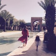 小七随贝嫂欣赏芭蕾表演 扎两小辫俏皮可爱(图)