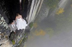 用生命秀恩爱 新婚夫妇百米绝壁上拍婚纱照－旅游资讯－旅游频道－中工网