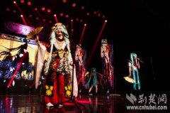 大学新年晚会：37岁男老师反串镜音连 学生演琅琊榜（图）