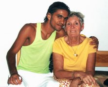 英国老妇闪婚突尼斯帅小伙 因男方签证遭拒伤感分手 (组图)