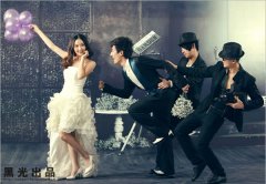 人像摄影摆姿技巧：群体组合人像摄影中的美姿设计