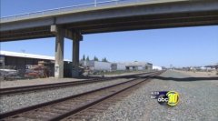 玩命！美摄影师铁轨上拍摄遭火车碾压身亡