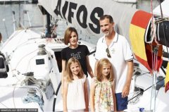 西班牙国王菲利佩携妻女参观帆船赛 可爱娇羞女儿抢眼(图)