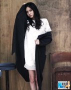 秋瓷炫毛衣白裙写真 俏皮可爱展现多面自我