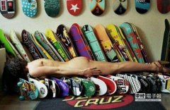 美女摄影师裸体横身街头 为行为艺术现身！