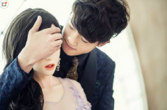 北京一男青年与充气娃娃结婚 拍唯美婚纱照