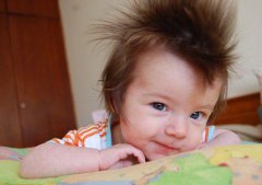 父母追逐潮流晒宝宝个性发型 喜感又可爱